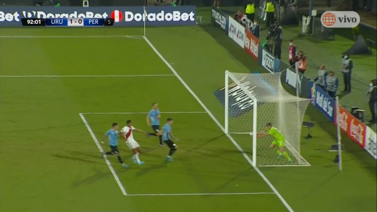 Sebasochoa_2706's tweet photo. Tremendo robo!!! Para que esta el var si no es para esto???? #peruvsuruguay #Peru #Uruguay https://t.co/MaD6lALCQm