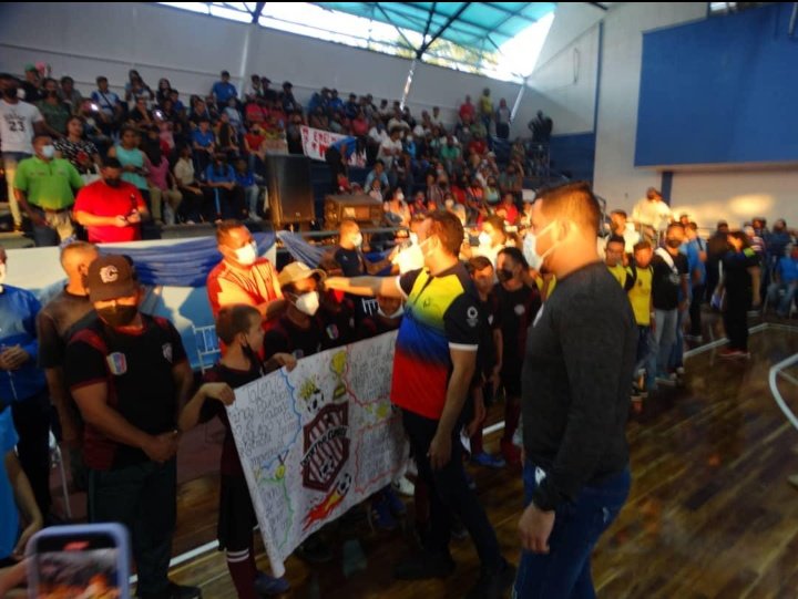 JosePalomoMunoz's tweet photo. Gimnasio Roger Ramos se revitaliza de la Mano de @josemvasquez... Apostando a la Paz y al desarrollo del Guarico Potencia. En equipo jugamos mejor. Nuestro Gimnasio cuantas historia Juvenil hay allí. Que viva el Roger Ramos 💪🇻🇪
#VenAVenezuela 
@NicolasMaduro 
@jorgerpsuv https://t.co/M1plTpCzTn