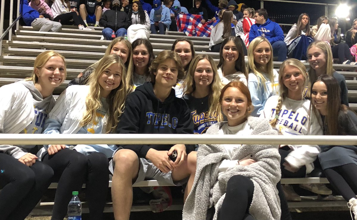 DiamondGirlsTHS's tweet photo. Cheering on our boys tonight in the first round of division play!⚾️💙💛 https://t.co/rmy8xhr1h8