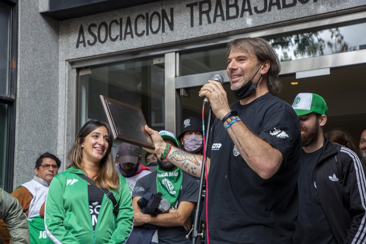 ATECapitalOk's tweet photo. En el Día de la Memoria, por la Verdad y la Justicia realizamos un homenaje a les estatales desaparecides para después marchar con nuestros compañeres junto a los organismos de DDHH y la @CTAok .
Gran jornada militante para volver a las calles! Gracias a todes por estar
✌🏼✊🏼🇳🇬 https://t.co/Q3JnuRQtqC