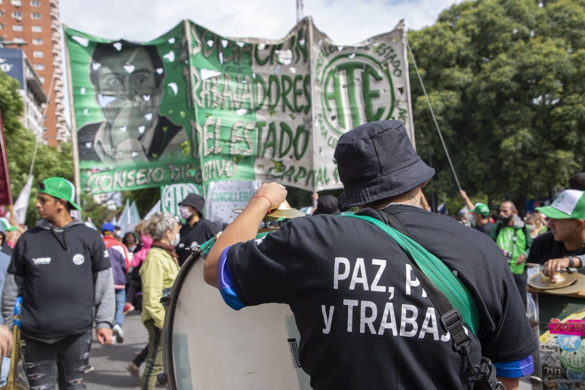 ATECapitalOk's tweet photo. En el Día de la Memoria, por la Verdad y la Justicia realizamos un homenaje a les estatales desaparecides para después marchar con nuestros compañeres junto a los organismos de DDHH y la @CTAok .
Gran jornada militante para volver a las calles! Gracias a todes por estar
✌🏼✊🏼🇳🇬 https://t.co/Q3JnuRQtqC
