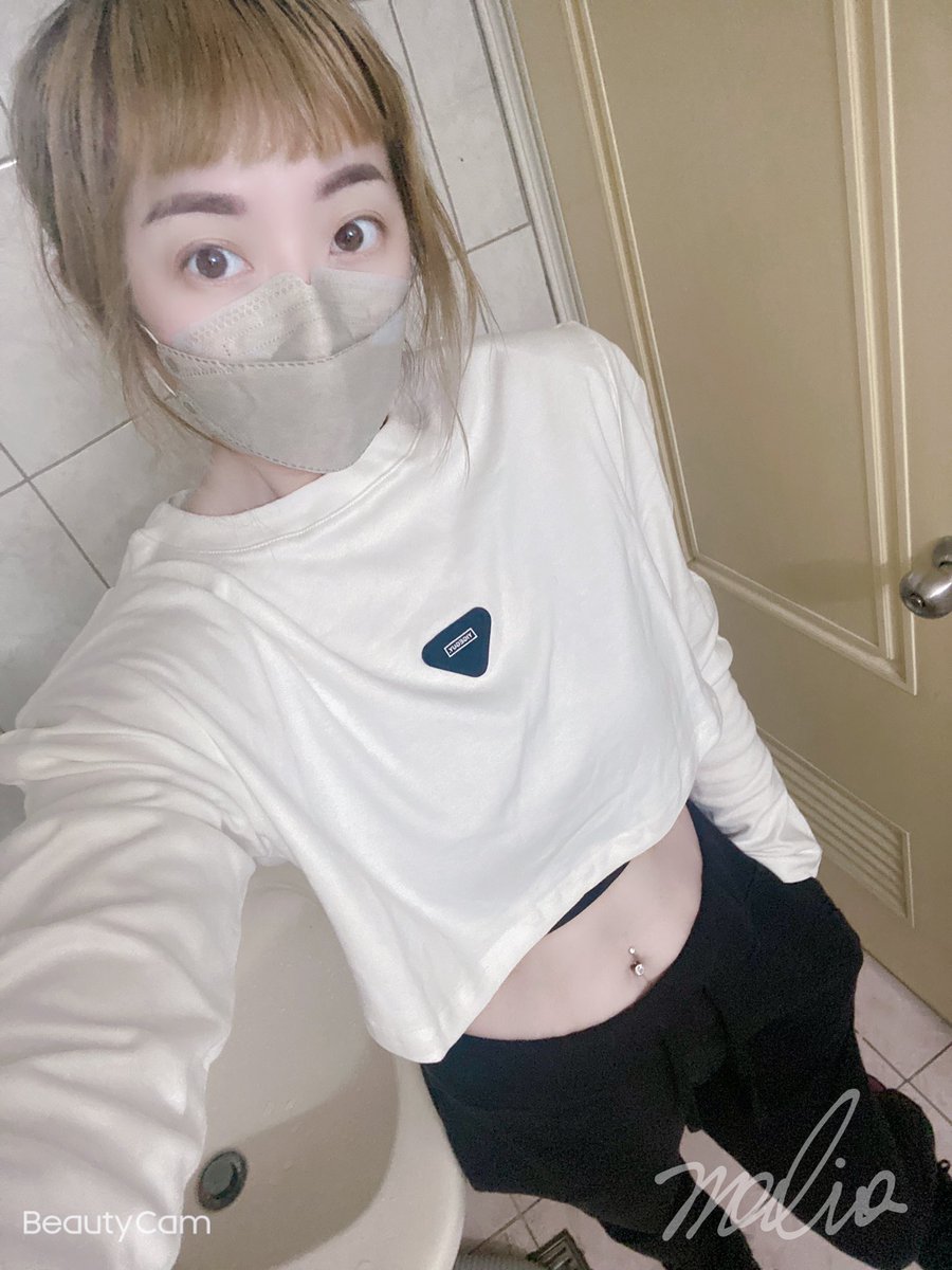 終於可以穿這類的衣服出門了 肚子小很多開心😃 https://t.co/Q4mV9ovx43
