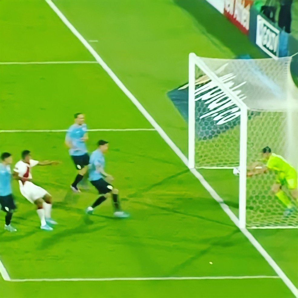 GOLPERUoficial's tweet photo. ¿Fue gol peruano? 🤬 https://t.co/xvx82EloKB