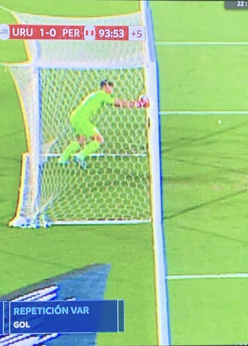 TrEdysson's tweet photo. @CONMEBOL @Uruguay @CONMEBOL @fifacom_es @fifaworldcup_es Tienen que demostrar como es que no fue gol EL VAR es una vergüenza https://t.co/h5ks4cFm0m