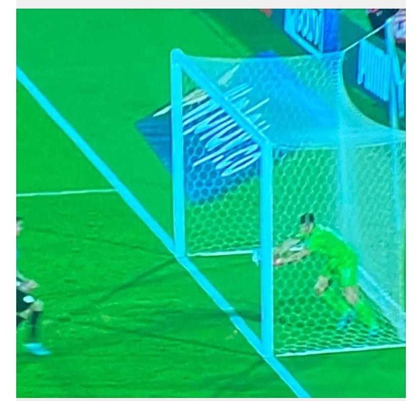 LaSalitadelSin's tweet photo. Que esta imagen lo vea el planeta entero y el TREMENDO ROBO DE LA FIFA!!! @fifacom_es @fifaworldcup_es 
#peruvsuruguay https://t.co/CE0uiaNMX7