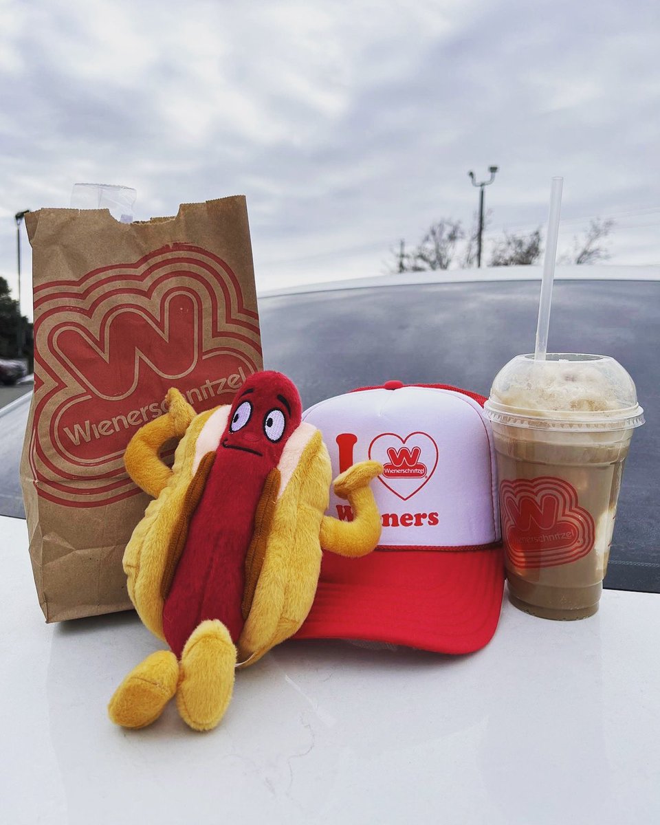 DJB_41's tweet photo. Made my stop @wienerschnitzel today for my favorite hotdog… I perfect ketchup on mine. Tell me what you like on yours like for ketchup and retweet for mustard! #howyouhotdog #ad https://t.co/SwpliO46va