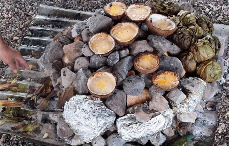 NPamericansamoa's tweet photo. Many cultural events, and even daily life are centered around food and feasts. Samoan cook their food in umu, an above-ground stone oven. Breadfruit, taro, coconuts, bananas, fish, lamb, chicken, and pork are all staples in Samoan meals, both everyday life and special occasion. https://t.co/9OvIZEU5wg
