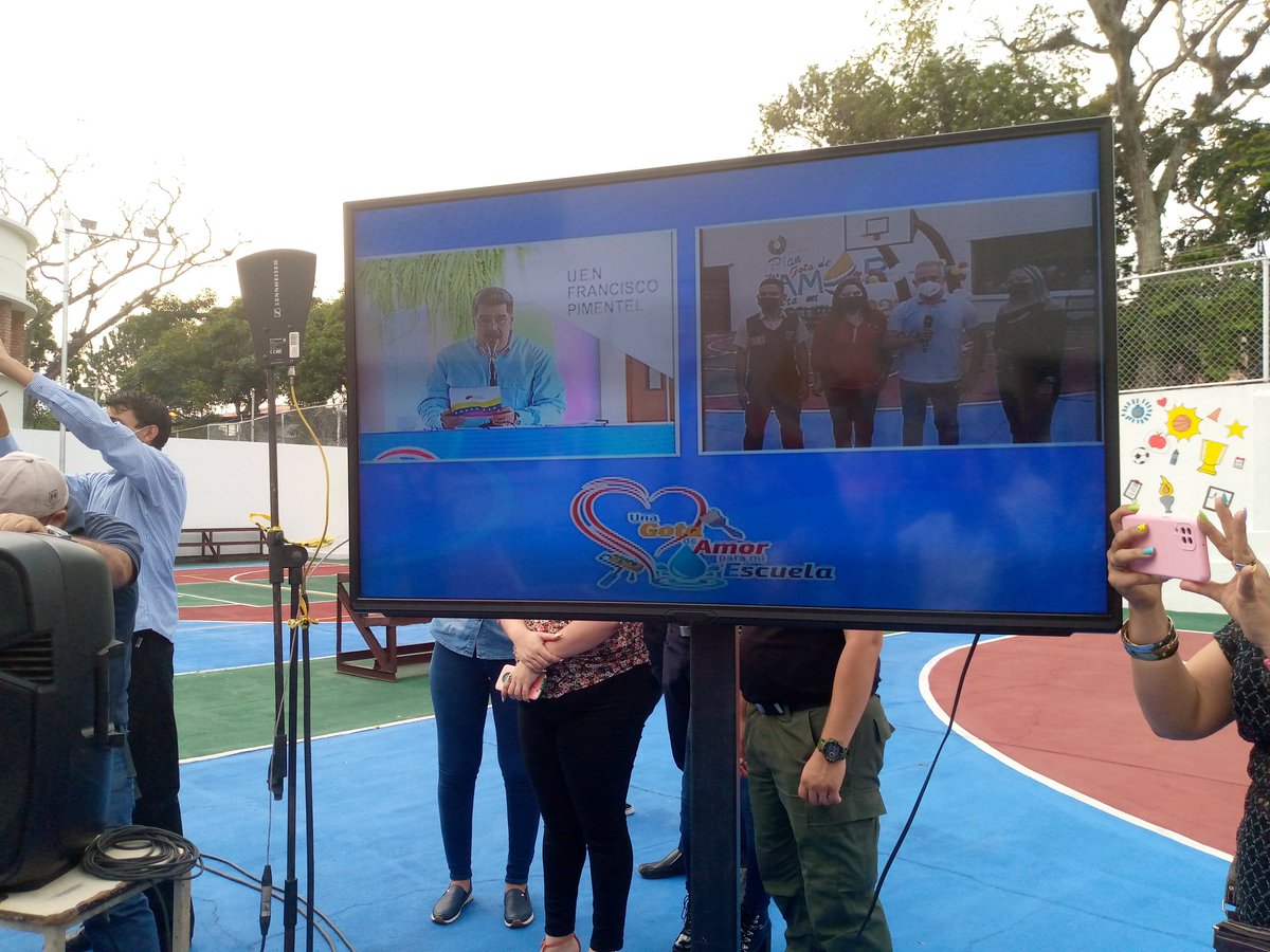 ColegiosZ's tweet photo. El Presidente Maduro se unió de manera virtual a la fiesta educativa  para celebrar la reinauguración del L.B. Simón Bolívar y  anunció el reinicio normal de actividades escolares.@Berzabethg1 @ZonaEducTachira @DGCE_MPPE @MPPEDUCACION @_LaAvanzadora @NicolasMaduro @FreddyBernal https://t.co/8JG55Xb8Ud