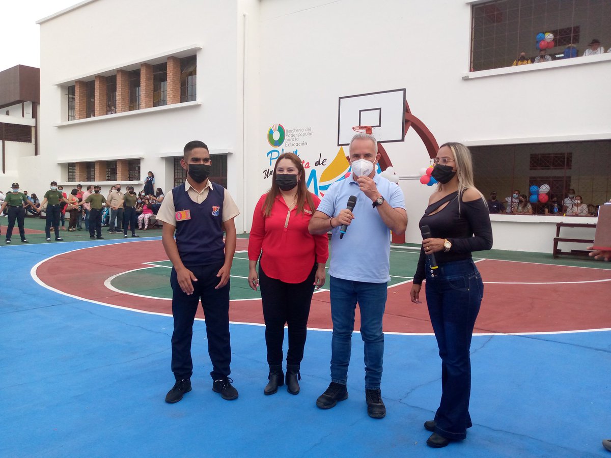 ColegiosZ's tweet photo. El Presidente Maduro se unió de manera virtual a la fiesta educativa  para celebrar la reinauguración del L.B. Simón Bolívar y  anunció el reinicio normal de actividades escolares.@Berzabethg1 @ZonaEducTachira @DGCE_MPPE @MPPEDUCACION @_LaAvanzadora @NicolasMaduro @FreddyBernal https://t.co/8JG55Xb8Ud