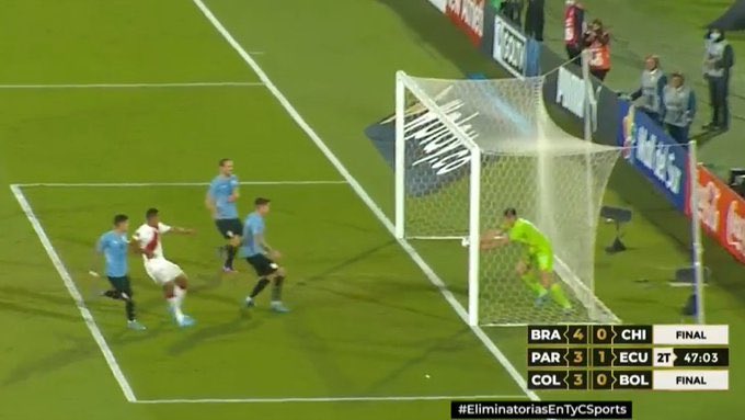 Mrhuacatay's tweet photo. El principal tal vez no lo vio, pero los árbitros que están en el #VAR si la vieron y no solo eso, existe los sensores #GoalControl4D que marcan el reloj si la pelota entró o no. 

La @CONMEBOL y @fifacom_es son una mafia y el robo es más que evidente. https://t.co/zekQR5dqJF