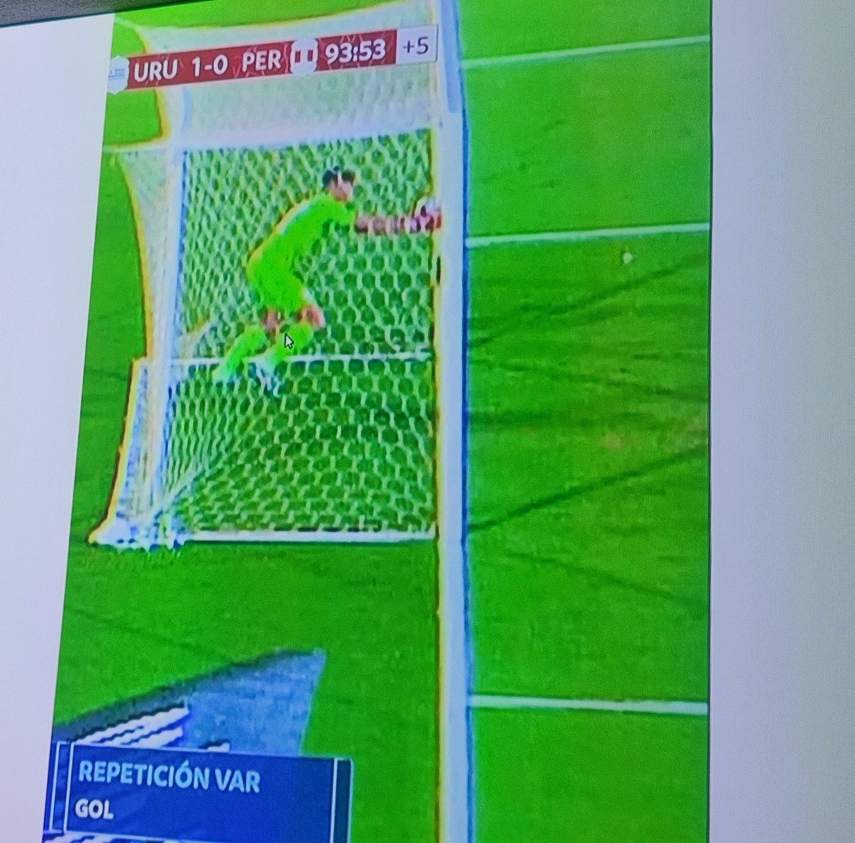 johagarde's tweet photo. @CONMEBOL @Uruguay Uruguay, aquí te ayudaron. Nos robaron un gol! https://t.co/qskTntcs8m
