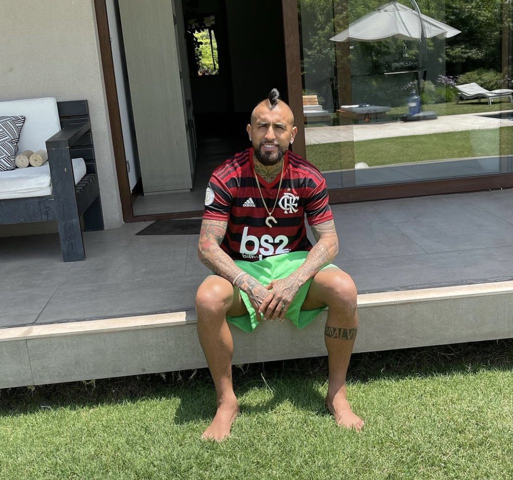 flamilgrau2015's tweet photo. PRA CIMA!!! Vem ser feliz no Mengão ❤🖤 

Faça seu trabalho MOTO MOTO @marcosbrazrio

#VidalNoFlamengo https://t.co/5u0I8rFweH
