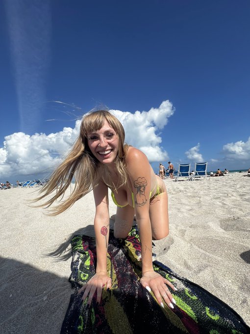 1 pic. Miami ?? i love it here https://t.co/ZSRoi1uIP3