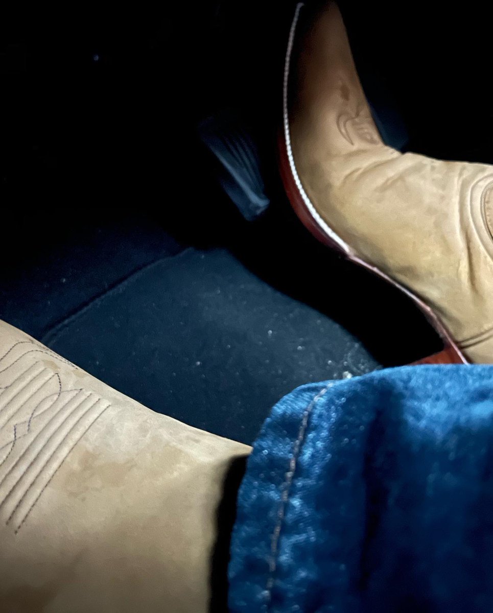 PedalFanYt's tweet photo. An evening drive to see some friends and show off my new #cowboyboots.
#heritageBoots #newBoots #boots #pedalpumping #bootedDrive #driveinBoots #pedals #driving https://t.co/x9cIXVS61W