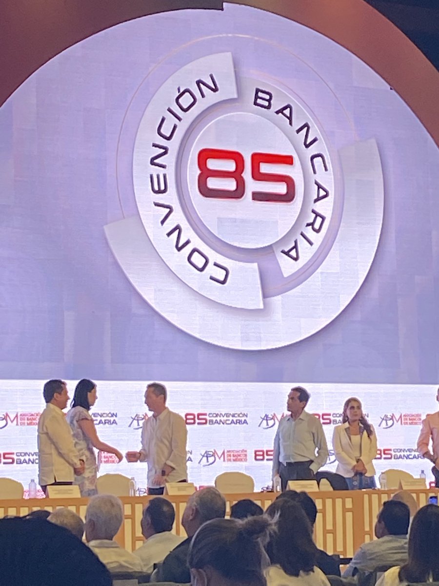 19ayaxc's tweet photo. Victoria Rodríguez Ceja, Gobernadora de Banxico habló en la   #85ConvenciónBancaria del impacto del conflicto bélico en Ucrania y sus efectos, entre otras cosas, pero nada sobre el “adelanto noticioso” de la mañanera y la disculpa ofrecida por AMLO minutos antes. https://t.co/DHjoQMZxLW