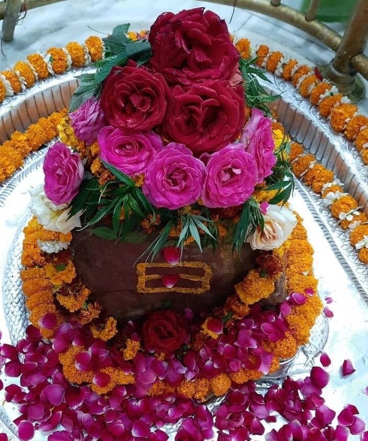 sakshisharma_25's tweet photo. इस दिखावे भरी दुनिया में,
आप सुकून है महादेव.....🕉️
☮️🌸 https://t.co/n7d5Ww7iuJ