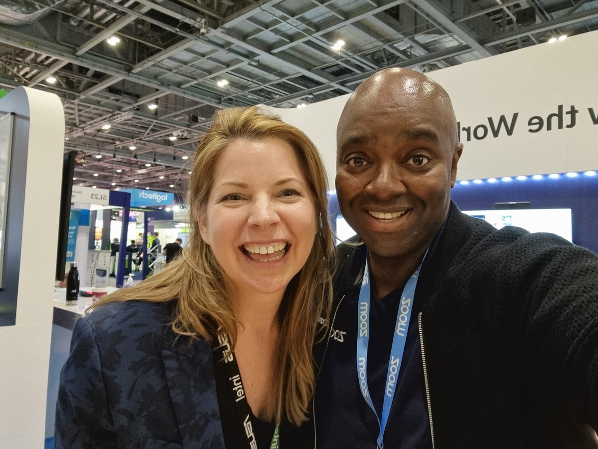 paulmorri360's tweet image. Great to meet @kateo today at #Bett2022 Kate is widely known as the &quot;Tech Humanist.&quot; She is helping humanity prepare for an increasingly tech-driven future. Kate is the author of five books including TECH HUMANIST and her latest, A FUTURE SO BRIGHT.
#TechHumanist #Zoom @Zoom
