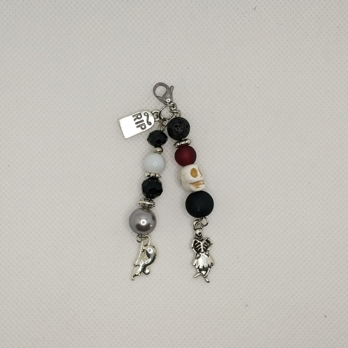 CharmedTruly's tweet photo. It's Thursday niiiight! Featured character piece for today is our lovely creepy queen Laudna! I love the skull bead on this one!
@Marisha_Ray 
#CriticalRole #criticalrolefanart #CriticalRoleArt #CriticalRoleSpoilers #dnd #dice #charms https://t.co/CszfFTewW9