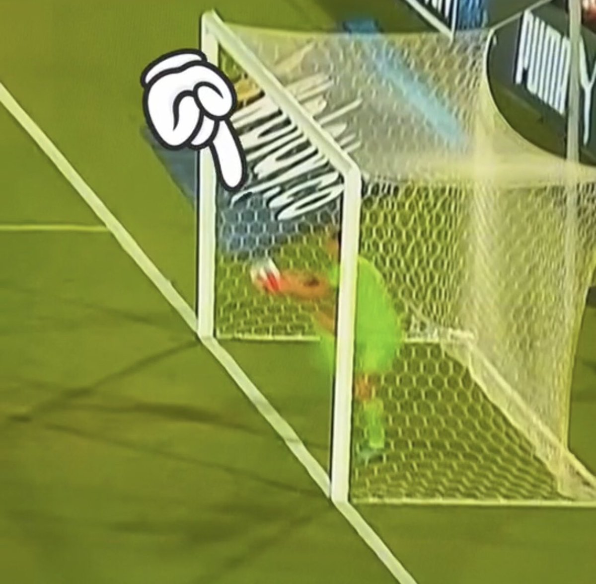 chriss_pena's tweet photo. “El #var administra justicia” dicen. #UruguayVsPerú #Catar2022 https://t.co/Px6g5UjhOj