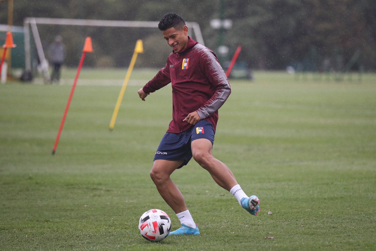 SeleVinotinto's tweet photo. ☑️ 𝗧𝗢𝗗𝗢 𝗟𝗜𝗦𝗧𝗢

En una jornada con mucha lluvia, pero con muy buen ánimo, la selección al mando de José Pekerman realizó su último entrenamiento de cara al partido de mañana ante el combinado argentino. 

🇻🇪 #SomosVinotinto https://t.co/uDLs7kDxL2