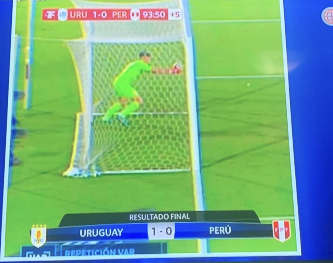 iamronaldo182's tweet photo. Alguna duda que fue un robo a Peru ? Simplemente el VAR  no le dio la gana de revisarlo , conmebol no quería arruinarle la fiesta a Uruguay .  #VerguenzaMundial https://t.co/qMnBmYibD1