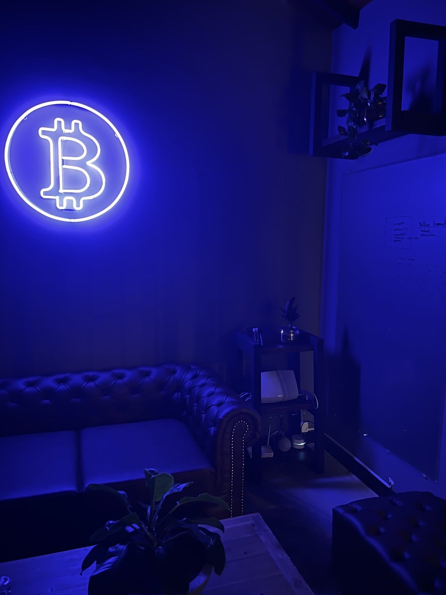 RamirezAlex_'s tweet photo. Sabían que en Medellín hay lugar Criptofriendly? Entras con un NFT
#Cryptotalks #HashClub @platzi https://t.co/s14ZlBwElB