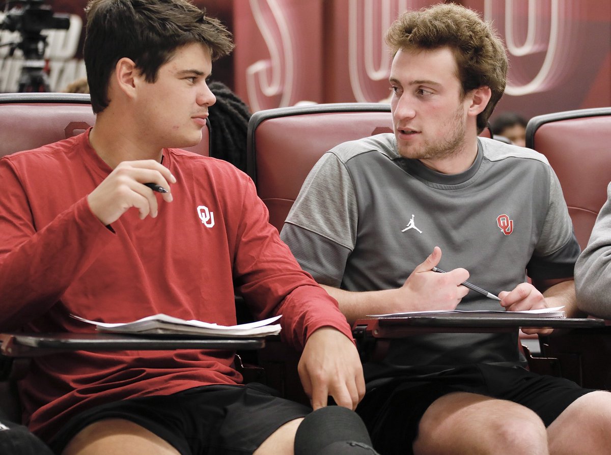 OU_Football's tweet photo. 𝘗𝘳𝘦𝘱𝘱𝘪𝘯𝘨 𝘧𝘰𝘳 𝘭𝘪𝘧𝘦 𝘢𝘧𝘵𝘦𝘳 𝘧𝘰𝘰𝘵𝘣𝘢𝘭𝘭.

Resume building and interview prep part of the #SOULmission. #OUDNA https://t.co/VKzK8j8Ig6