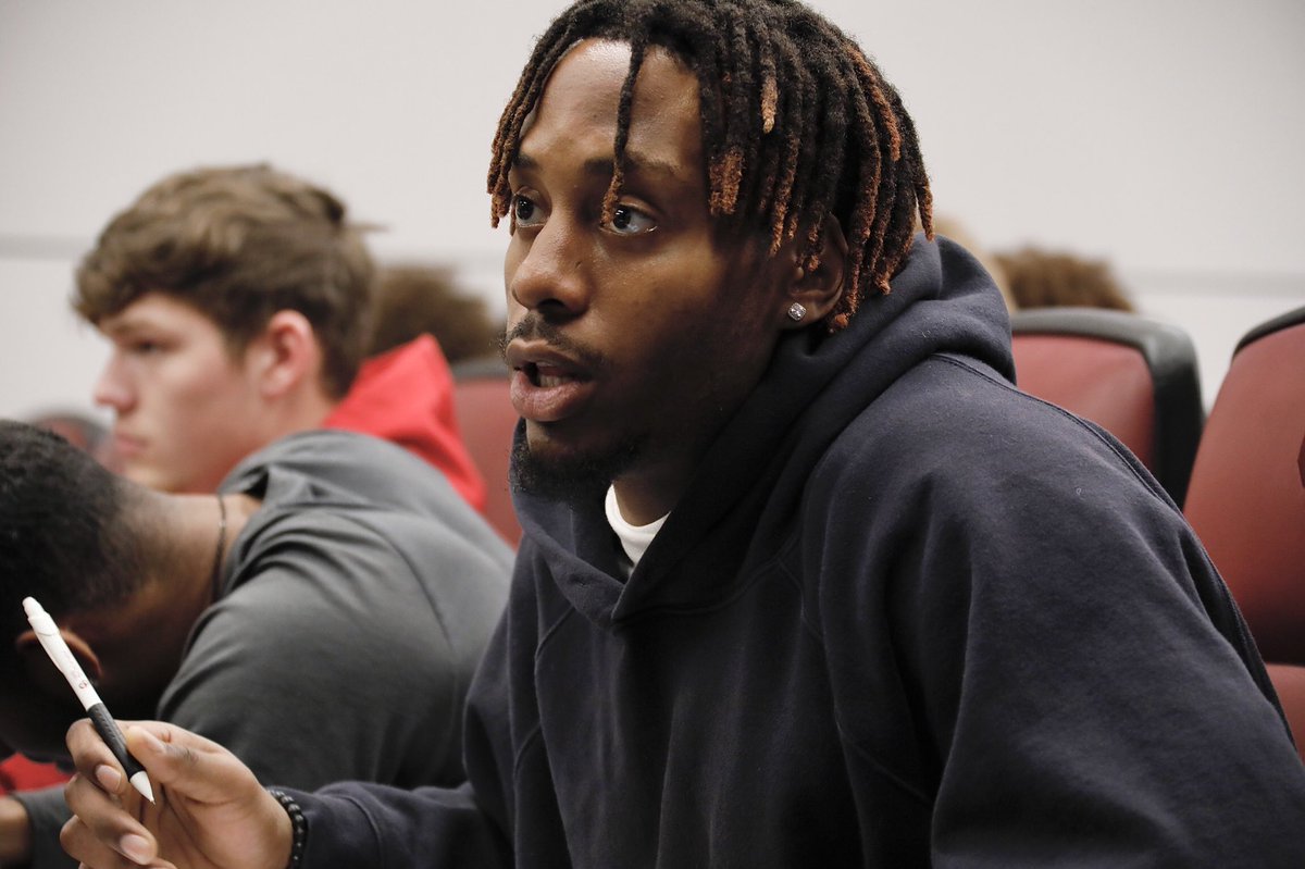 OU_Football's tweet photo. 𝘗𝘳𝘦𝘱𝘱𝘪𝘯𝘨 𝘧𝘰𝘳 𝘭𝘪𝘧𝘦 𝘢𝘧𝘵𝘦𝘳 𝘧𝘰𝘰𝘵𝘣𝘢𝘭𝘭.

Resume building and interview prep part of the #SOULmission. #OUDNA https://t.co/VKzK8j8Ig6