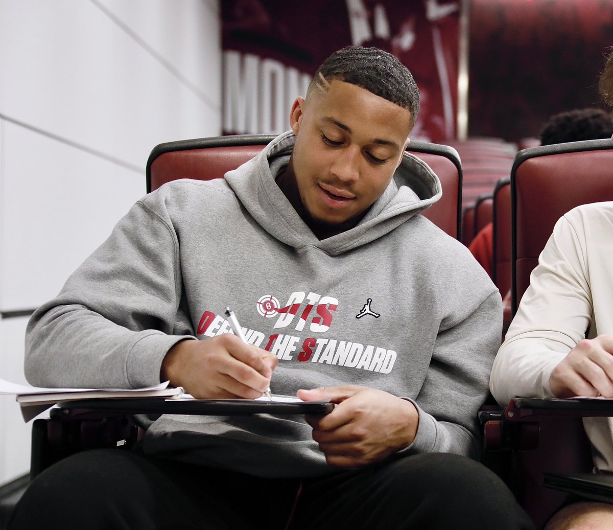 OU_Football's tweet photo. 𝘗𝘳𝘦𝘱𝘱𝘪𝘯𝘨 𝘧𝘰𝘳 𝘭𝘪𝘧𝘦 𝘢𝘧𝘵𝘦𝘳 𝘧𝘰𝘰𝘵𝘣𝘢𝘭𝘭.

Resume building and interview prep part of the #SOULmission. #OUDNA https://t.co/VKzK8j8Ig6