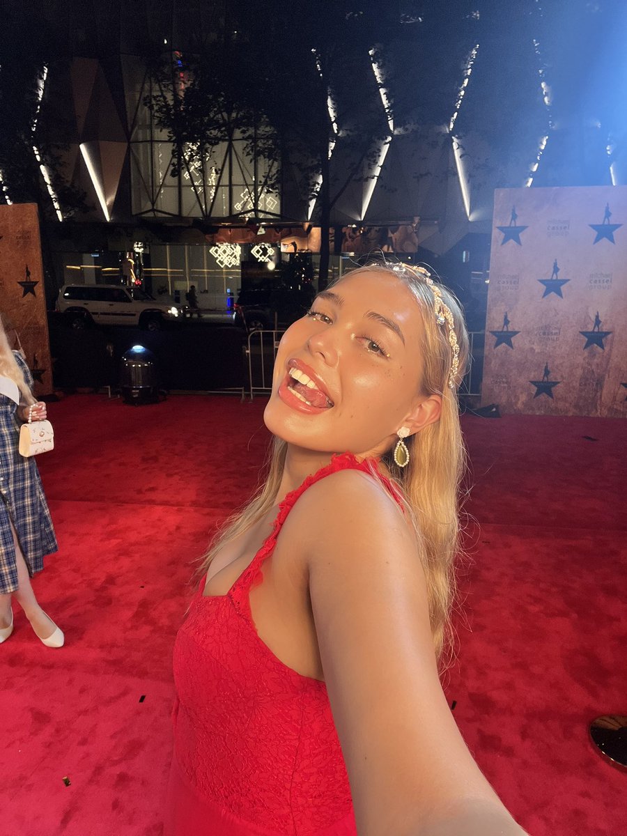 looking like the dancing girl emoji at the hamilton melbourne premiere 💃🏼❤️ #hamiltonmusical