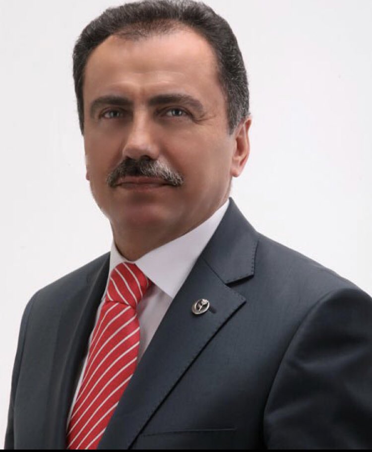 Şoför:
_Efendim sabah namazı yaklaştı Şarkışla Cami'nde kılalım.
_Olmaz!seçim yaklaştı yanlış anlaşılır,evde kılalım.Bizim derdimiz baraj değil sıratı geçmektir.Oy için ahiretimi satmam ben.

Davasına adanmış bir ömür...
Mekanın cennet olsun Reis 🇹🇷
#MuhsinYAZICIOĞLU