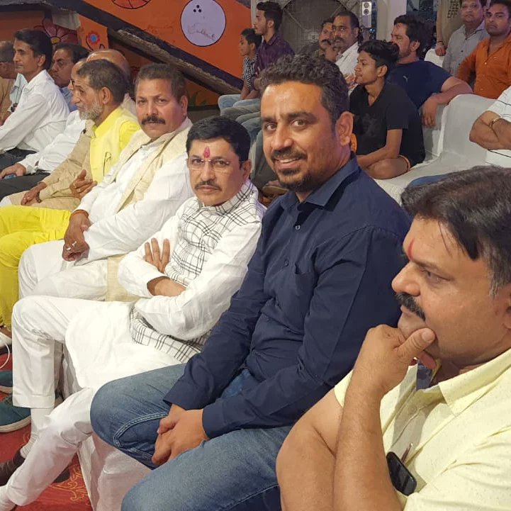 #मैहर
#हमारा_विन्ध्य_हमे_लौटा_दो 
#विन्ध्य_प्रीमियर_लीग

मैहर विधायक आदरणीय @नारायण त्रिपाठी जी के आमंत्रण पर  और बड़े भाई श्री रूपेश त्रिपाठी जी के साथ  देर रात तक विन्ध्य प्रीमियर लीग का आनन्द लिया
धन्य है मैहर की जनता और मैहर की माटी जिसे नारायण त्रिपाठी जैसा नेता और बेटा मिला