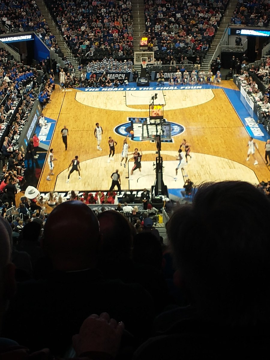 aletta_sauer's tweet photo. Jeremy Roach throws up an alley-oop to Mark Williams. Go Duke! https://t.co/5A3rFt1lJ9