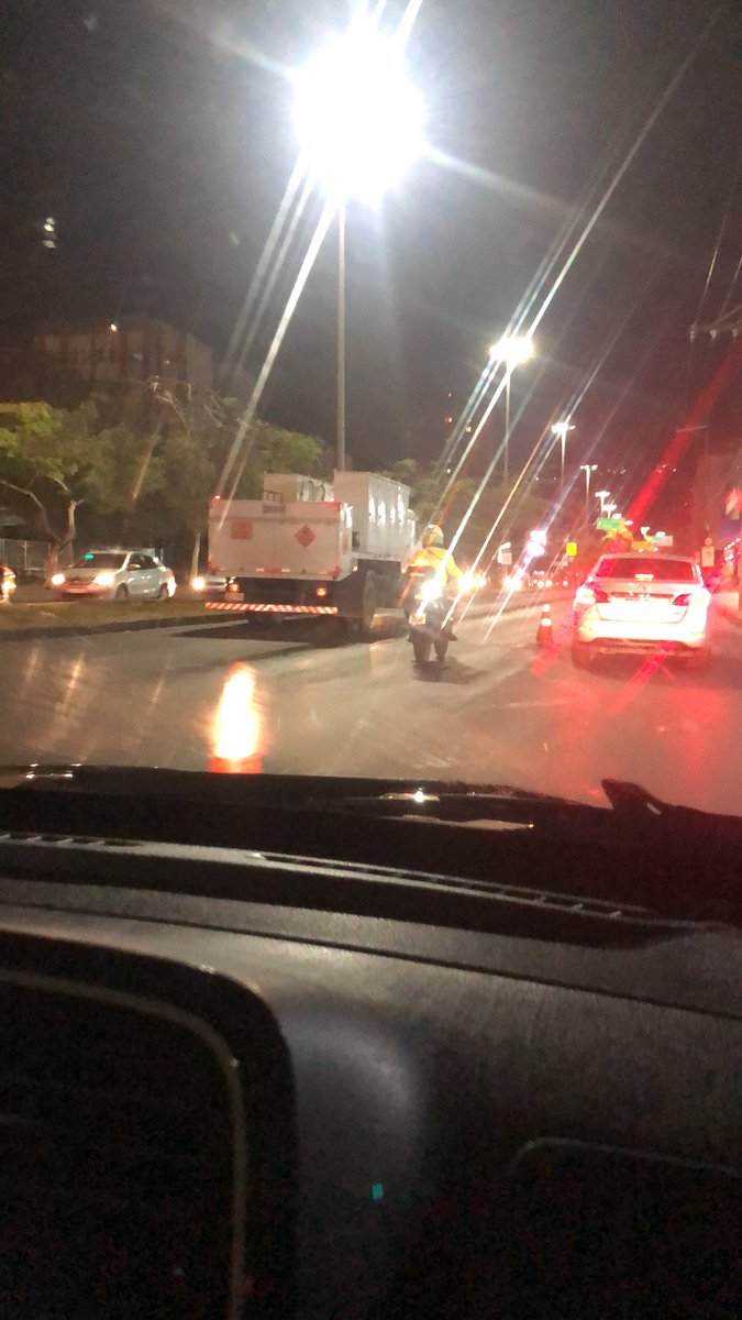 aapacheco's tweet image. Quase 70 mil pessoas no Maracanã e interditam duas pistas de cada lado na subida e na descida do túnel Zuzu Angel pra obra? Meia hora da Lagoa até o túnel…