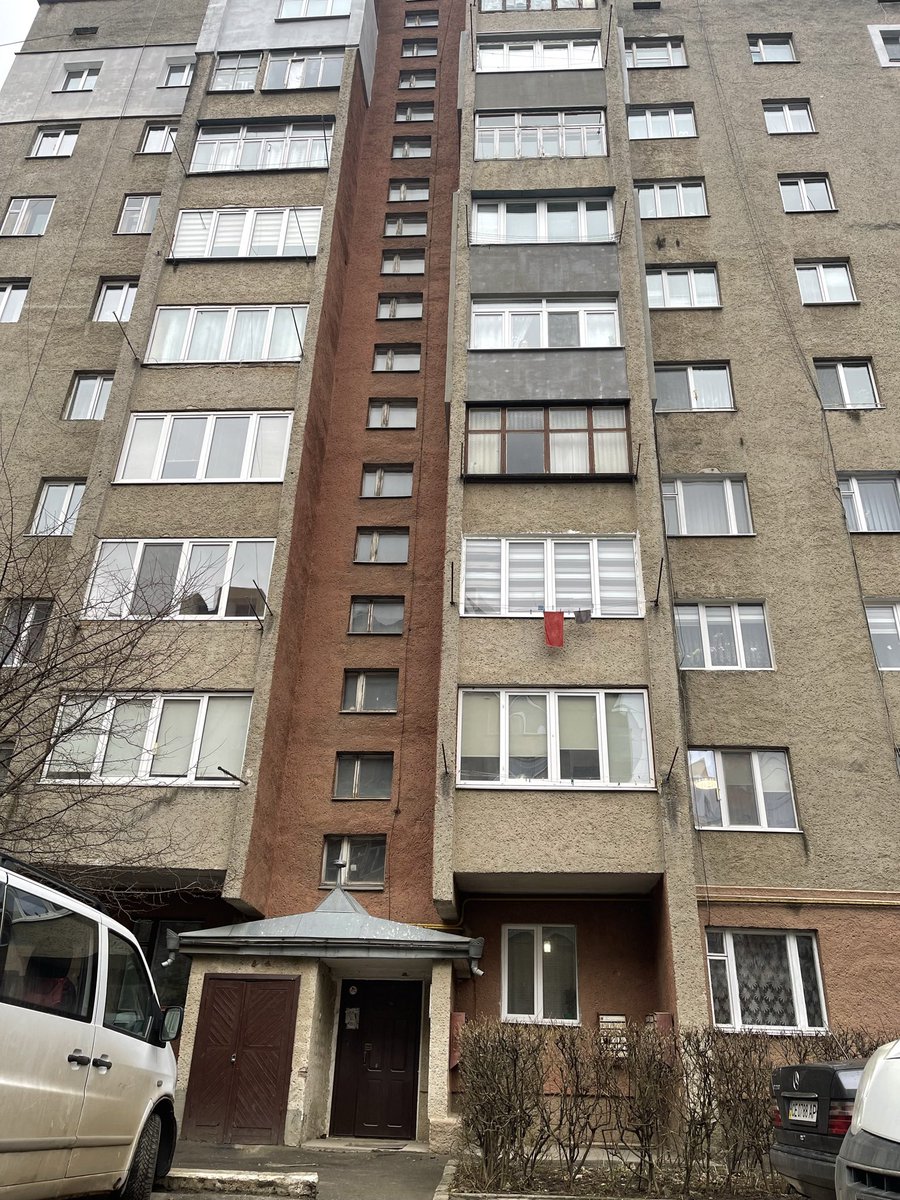 HeartsofUkr's tweet photo. As older apartments become shelters, art helps keep the children happy🖍#Chernivsti #HeartsofUkraine 💙💛 https://t.co/C64mZDoqFq