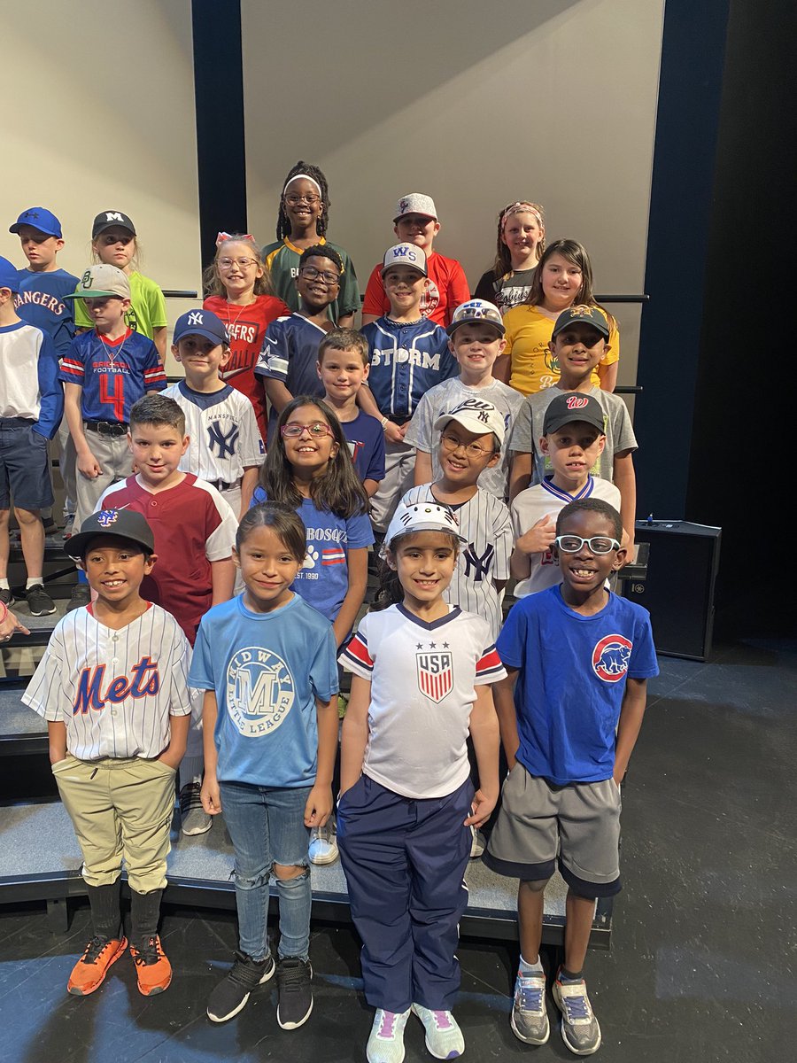 MrsDavisSBE2's tweet photo. @SouthBosque 2nd grade program is in the books! Thanks @sbmusicroom for such a fun baseball themed musical! The kids definitely hit it out of the park! 😉⚾️🎉#SBEbrightfutures https://t.co/msbpKvWZeY