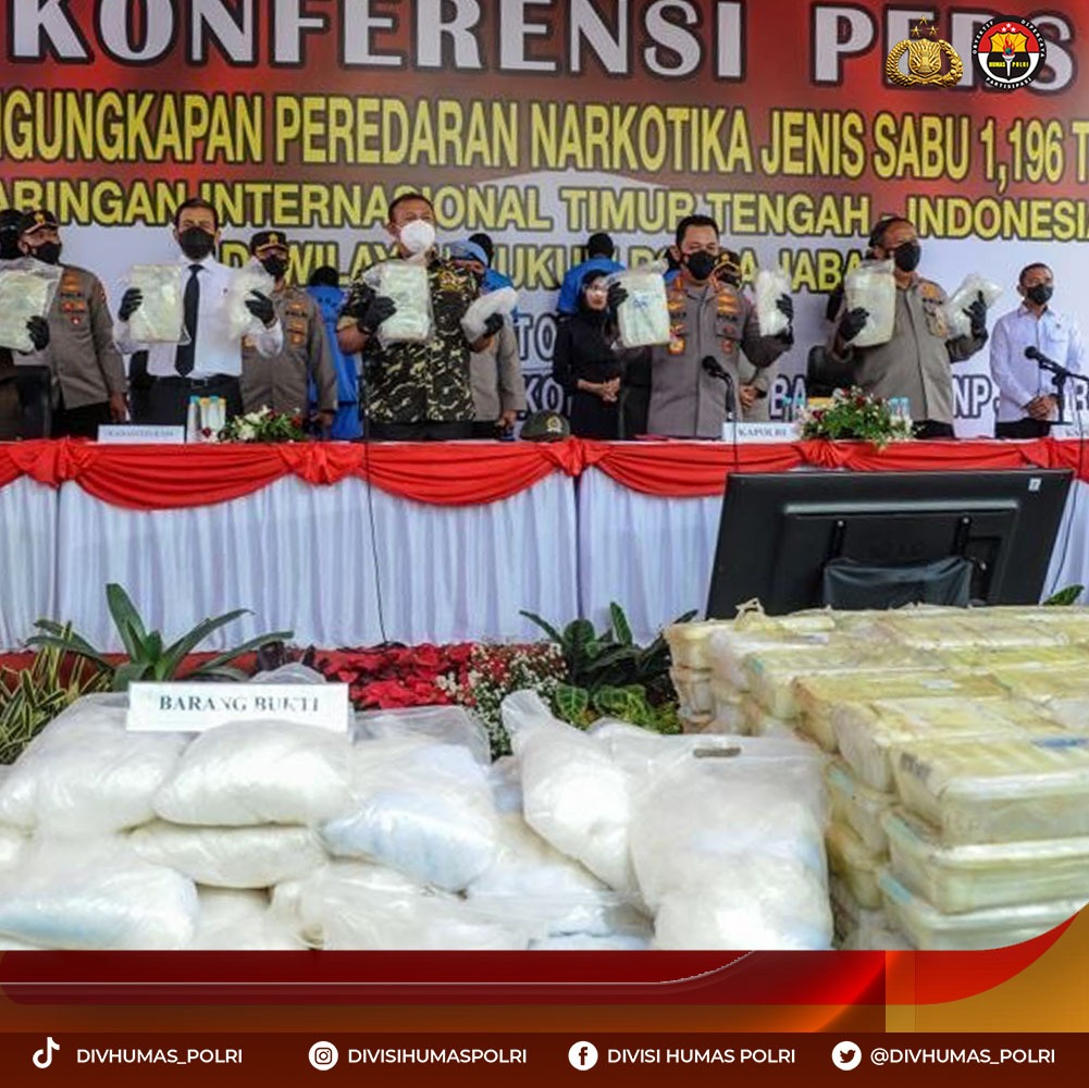 PrasaResa's tweet photo. Tidak ada ampun untuk bandar dan pengedar narkoba #WujudkanSDMUnggul
Berantas Tuntas Narkoba https://t.co/nPHcwedJw6