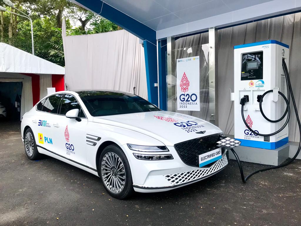 Aina_imoete's tweet photo. Dengan makin banyaknya SPKLU, diharapkan dapat mempercepat terwujudnya ekosistem kendaraan listrik di Tanah Air yang ramah lingkungan
#UltraFastChargingPLN
Jokowi Untuk Energi Baru PLN https://t.co/8zEtRbBemA