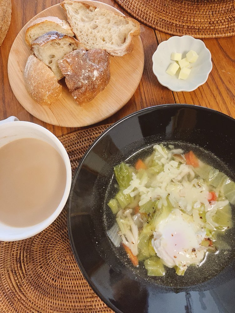 2/16(水)の朝ごはん・野菜スープ・パンいろいろ・ミルクティーパンとスープと。スープは前日にるぼ飯でいただいた、緑のミネストローネを思い出しながら再現。たまごとチーズをトッピングすれば、食べ応え◎です。 