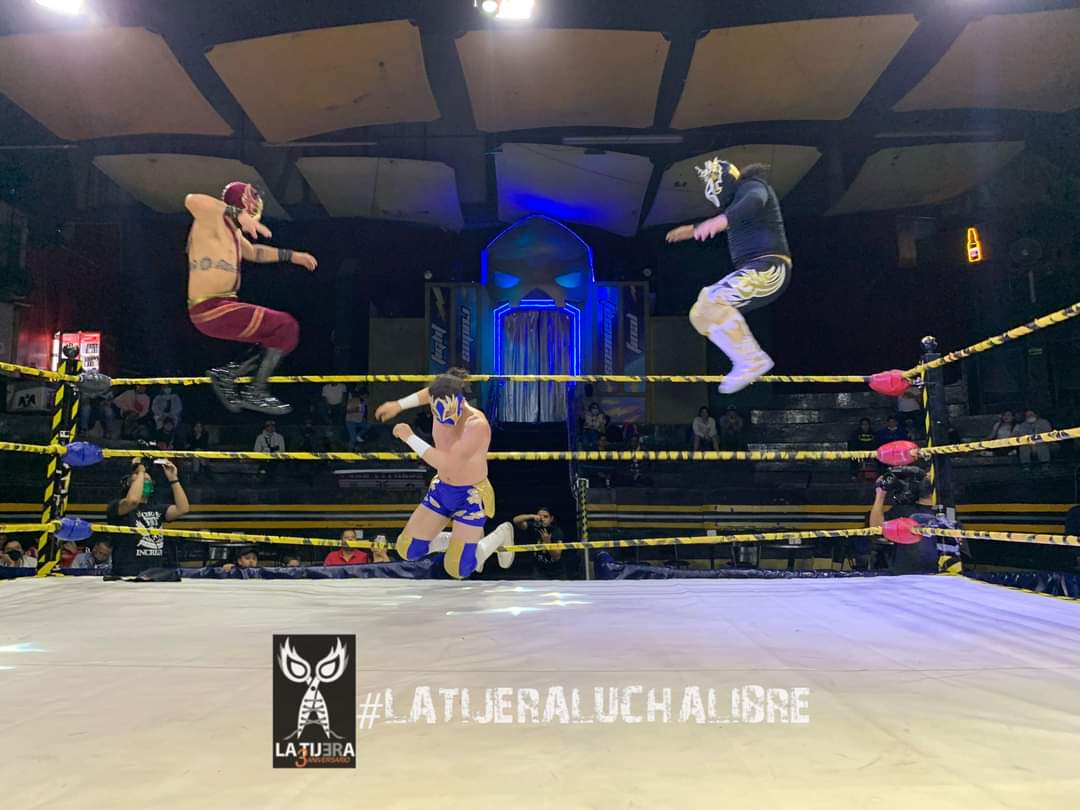 LaTijeraLucha's tweet photo. #ReyHalcon y #XDevil se llevan la segunda lucha en una recia batalla derrotando a sus contrincantes técnicos #LeyendaNegra y #Genex en los #ThursdayNightWrestling de #IWRG en la #ArenaNaucalpan...
#latijeraluchalibre https://t.co/V5J2ekVLWp
