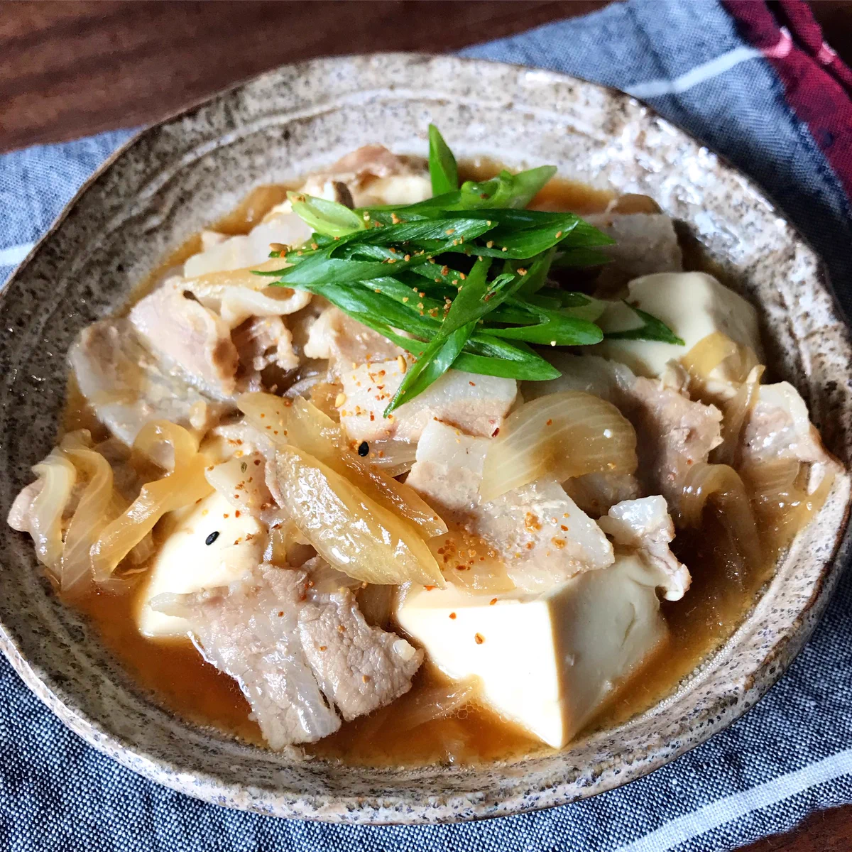 レンジで一発！トロトロおいしい、「新玉たっぷり豚バラ豆腐」