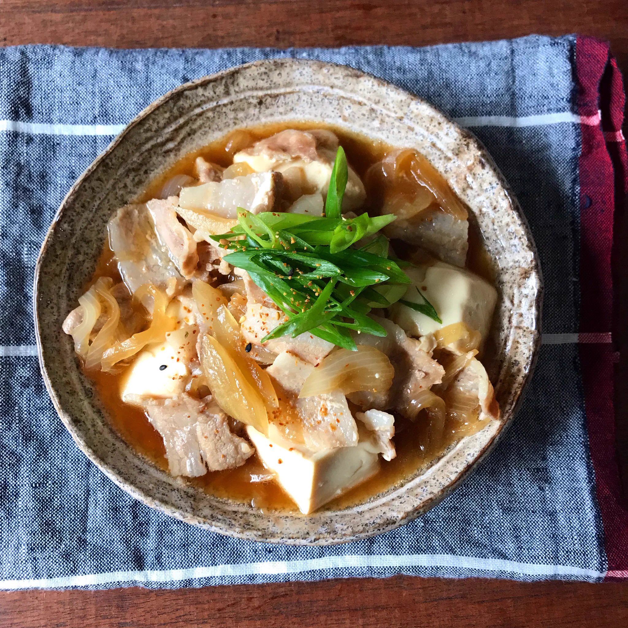 レンジで一発！トロトロおいしい、「新玉たっぷり豚バラ豆腐」