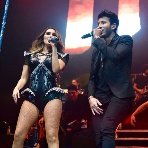 dmstreams's tweet photo. 📸 | Hoje a cinco atrás, @DulceMaria se apresentava pela primeira vez no @TMetropolitanMx e dava início ao #DMWorldTour. 🥰
O show teve participação especial dos cantores @SebastianYatra e @christiancha.
Uma noite incrível! ❤️❤️ https://t.co/6Cs4i5xKkF