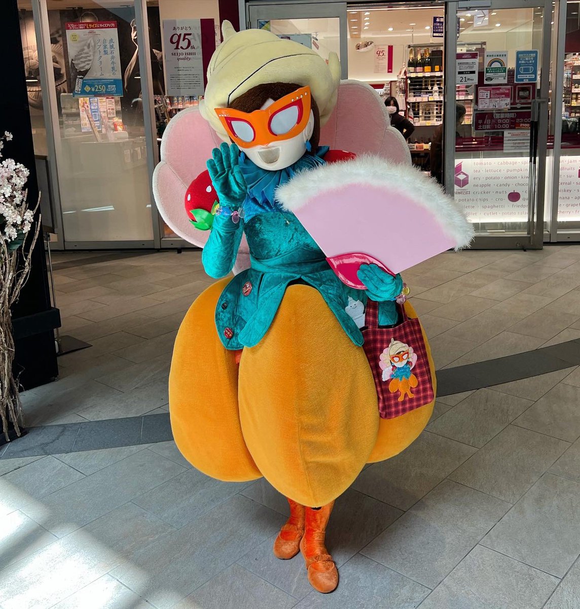 mondomascots's tweet photo. Today in Tokyo I met Francoise Biwa (mascot of Minamichita, a town in Aichi, Japan), who is a loquat tree fairy and the princess of the fruit kingdom. https://t.co/KBivCS3uwr