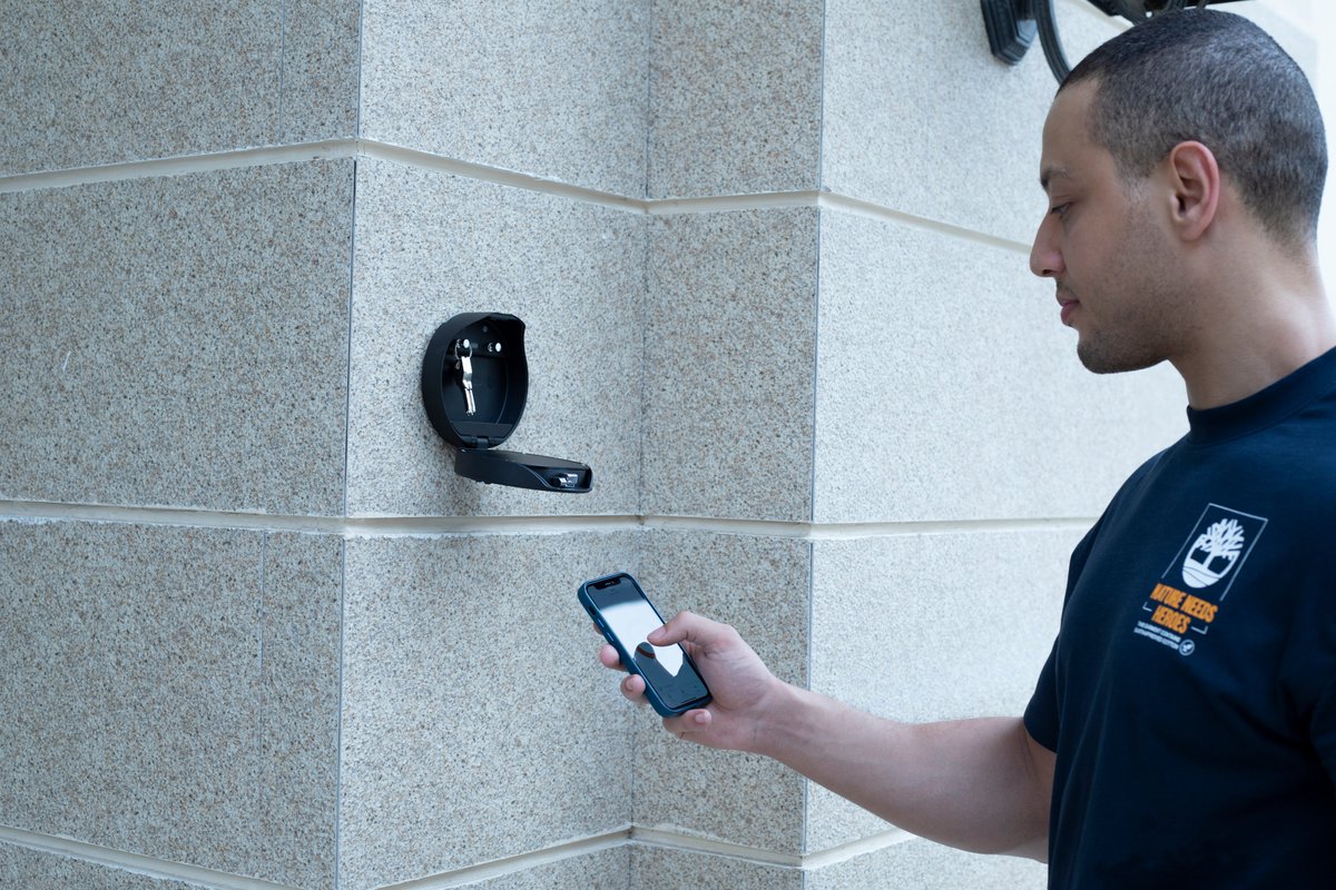 LOmfocus's tweet photo. The Smart Lock Box you should have https://t.co/Bk6zjd5bh1