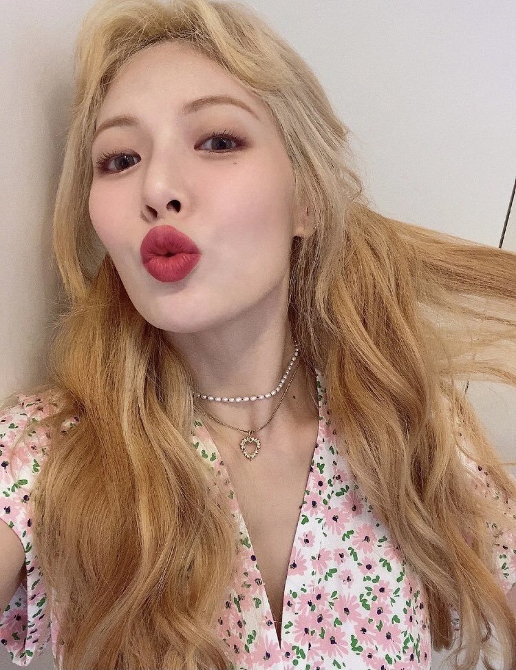 takiscore's tweet photo. La noche es larga, ofc it is! Al igual que el 🌼 #𝙳aisyㅡ𝙻ove 🌼que siento yo por esta bonita bebé. 🗃️♡ Es por eso que el #𝙲innaต𝚅ault estoy segura de que se volvió la sensación del día junto a los #𝕙oney໑𝕝ullabies que se han vuelto mis favoritas. ¡Soy tu fan! chillo. https://t.co/OnrO3J0pWn