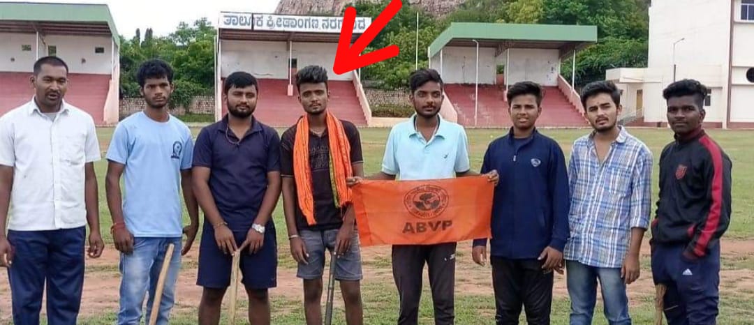Shaad_Bajpe's tweet photo. As per sources Praveen annigeri accused in #ShameerShahpur murder has been arrested by Naragund Police Yesterday. Locals allege that he was the first person to attack on Shameer. This is the 5th arrest among 9 culprits in case.
Police has yet to confirm the news. https://t.co/mREmNxhxmX