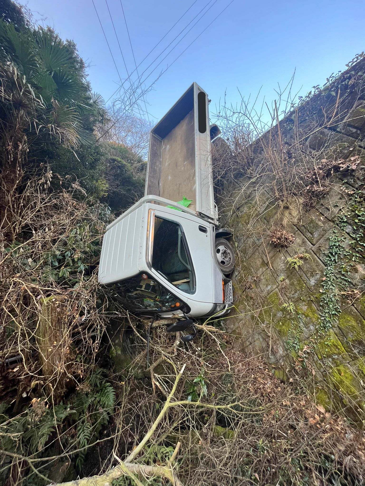 父親から車が脱輪したとの連絡。見に行くと、思ってた感じと違った。