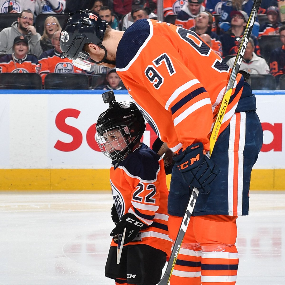 EdmontonOilers's tweet photo. That one was for you, Ben. 🧡💙

#LetsGoOilers https://t.co/p7jUx4jXzi