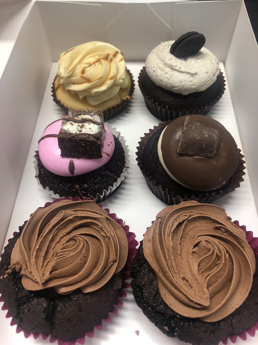 GFVictoria's tweet photo. Weekend sorted!!
Dropped in to @cupcake_queens on St Kilda Rd. The 2 at the front are GF &amp; vegan &amp; our favourites #cupcakes https://t.co/4VSmHvNS8V